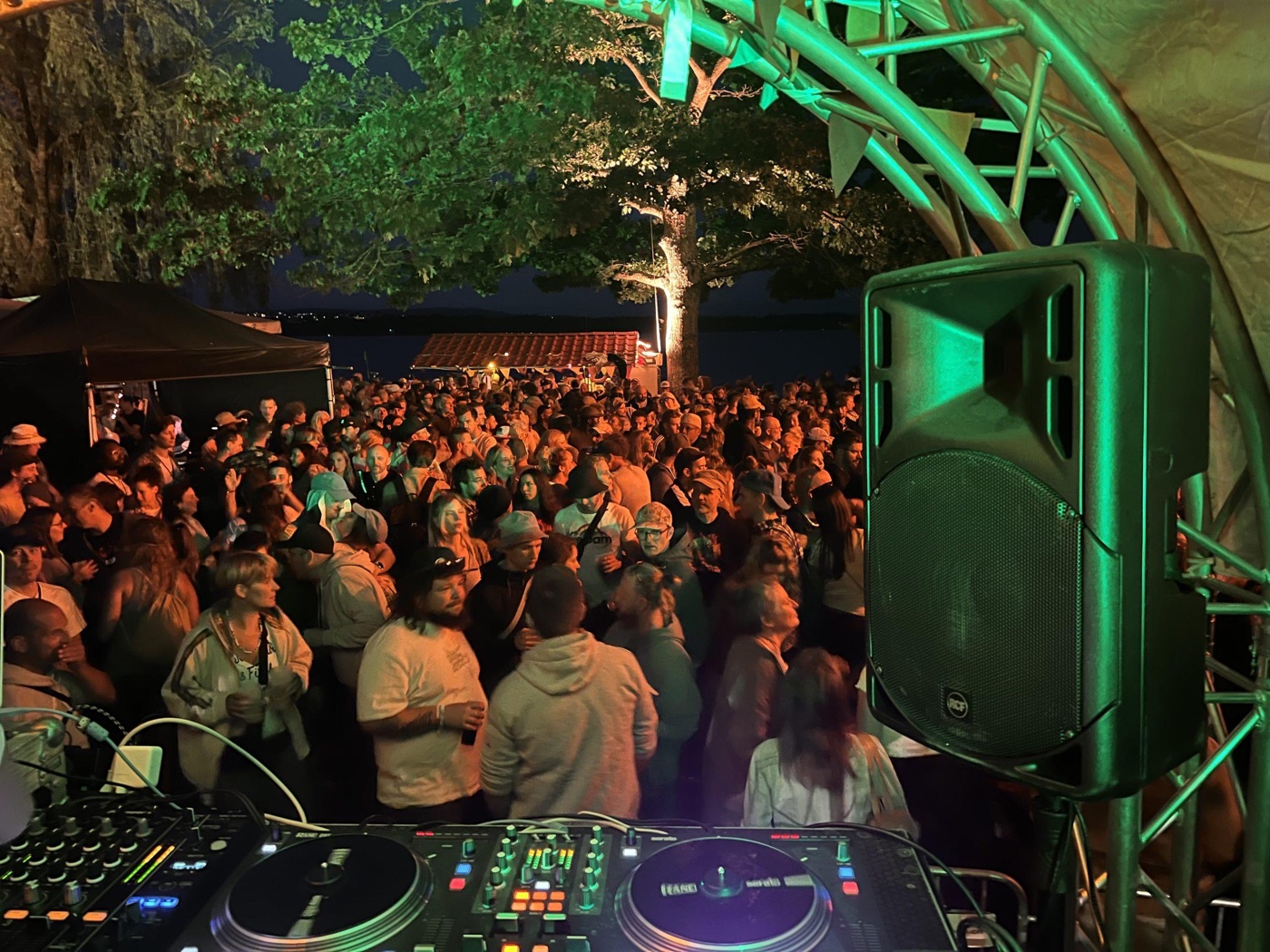 Crowd at a DJ Iliraga set